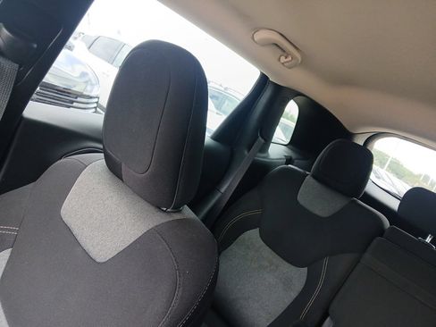 Used 2016 Jeep Cherokee Sport FWD image 16