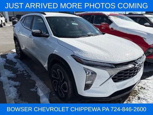 Used 2025 Chevrolet Trax RS w/ Driver Confidence Package image 2