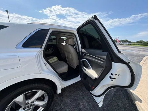 Used 2020 Audi Q3 2.0T Premium w/ Convenience Package AWD/4WD image 17