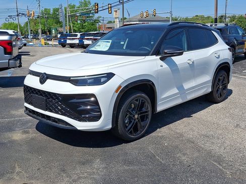 New 2026 Volkswagen Tiguan SE R-Line AWD/4WD image 1
