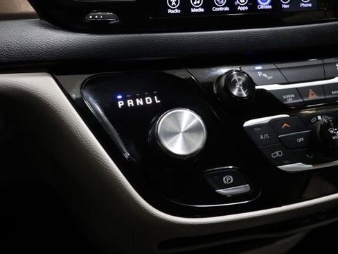 Used 2017 Chrysler Pacifica Touring-L FWD image 28
