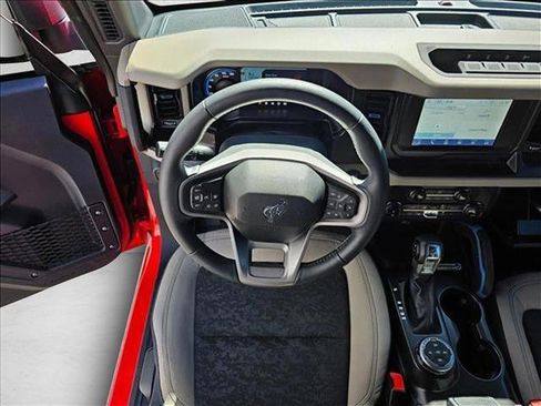 Used 2022 Ford Bronco Wildtrak image 11