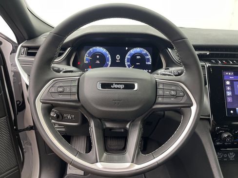 New 2025 Jeep Grand Cherokee Altitude image 13