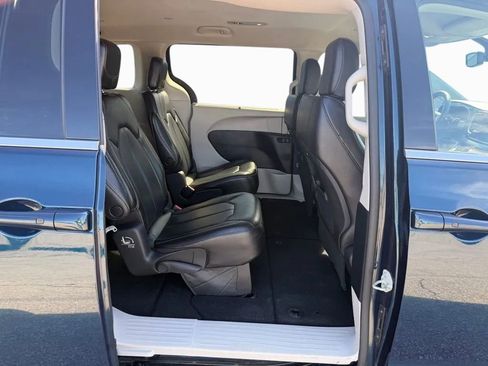Used 2023 Chrysler Pacifica Touring-L image 33
