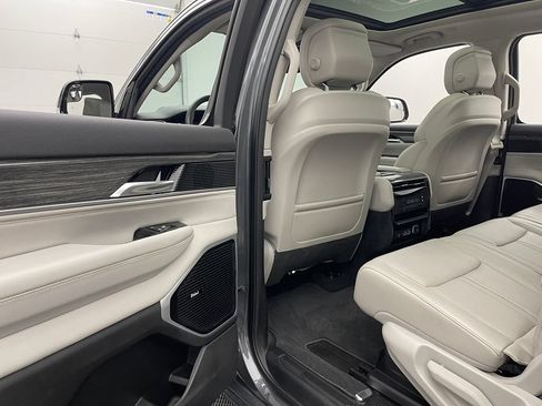 Used 2022 Jeep Wagoneer Series III w/ Premium Group I AWD/4WD image 42
