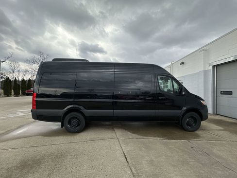 Used 2025 Mercedes-Benz Sprinter 2500 image 9