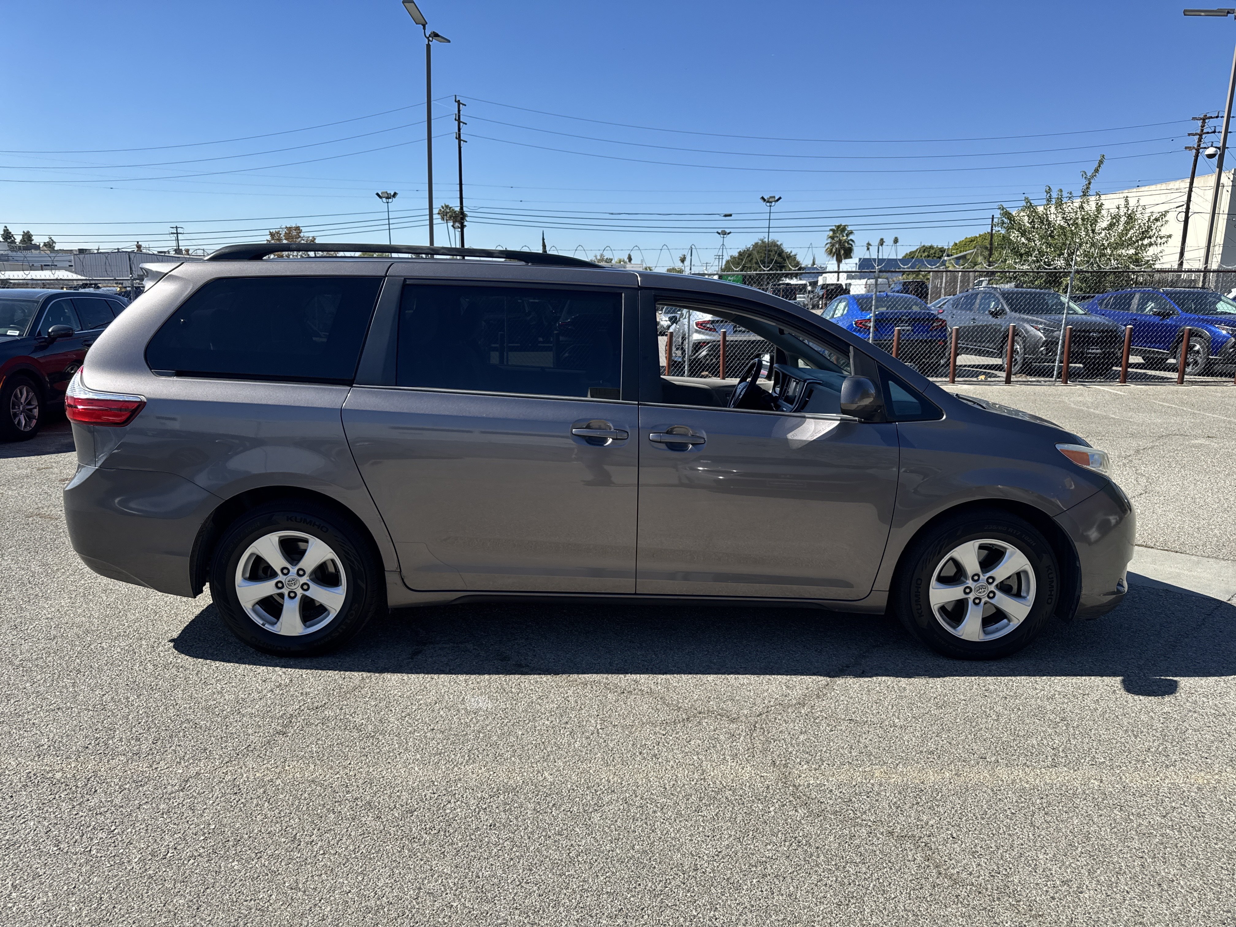 Used 2017 Toyota Sienna LE FWD image 3