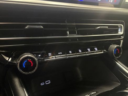 Used 2025 Chevrolet Traverse LT w/ Driver Confidence Package FWD image 28