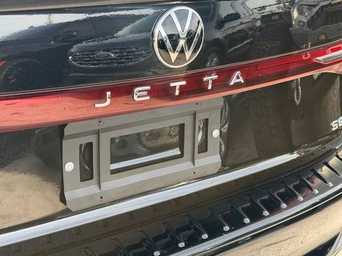 Used 2025 Volkswagen Jetta SE w/ Sunroof Package FWD image 9
