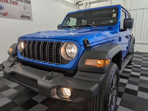 Used 2025 Jeep Wrangler Unlimited Sport image 3