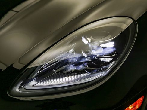 Certified 2025 Porsche Macan AWD/4WD image 11