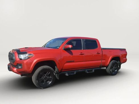 Used 2017 Toyota Tacoma TRD Sport image 3