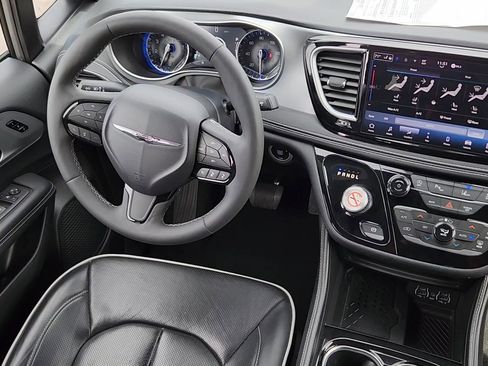 Used 2025 Chrysler Pacifica Limited FWD image 5