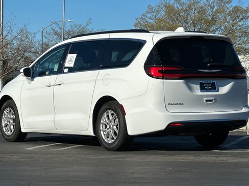 Used 2022 Chrysler Pacifica Touring-L image 6