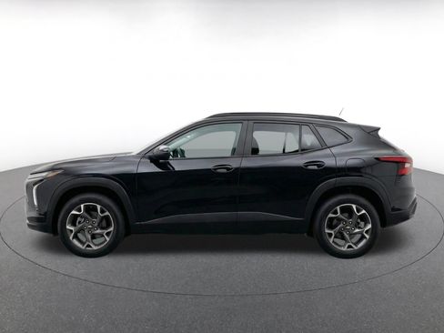 Used 2025 Chevrolet Trax LT w/ LT Convenience Package FWD image 4
