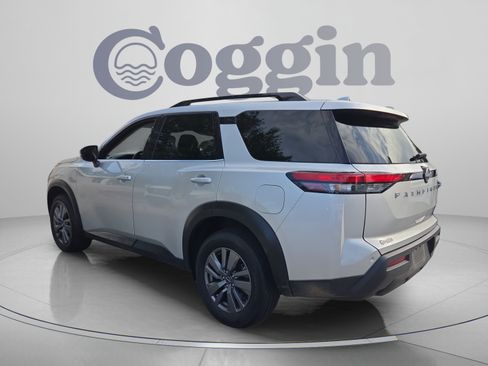 Used 2025 Nissan Pathfinder SV FWD image 3