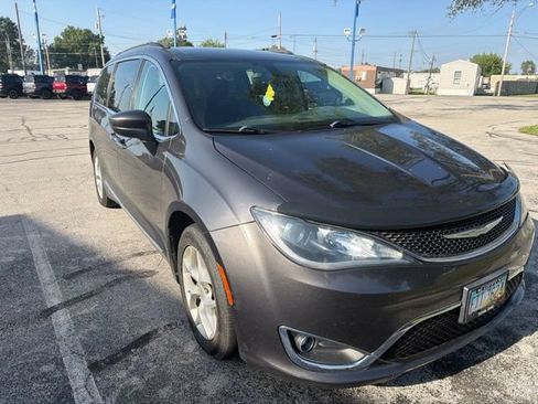 Used 2017 Chrysler Pacifica Touring-L w/ Tire & Wheel Group FWD image 3