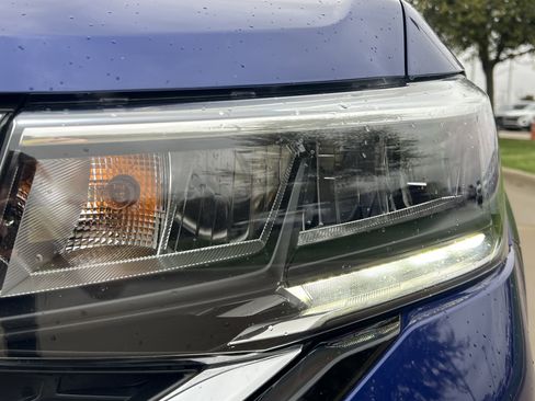 Used 2022 Volkswagen Taos SE w/ Panoramic Sunroof Package image 6