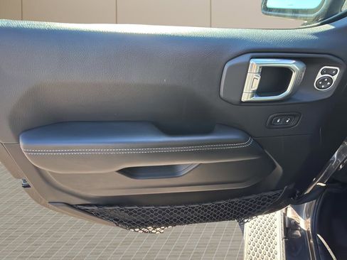 Used 2018 Jeep Wrangler Unlimited Sahara image 15