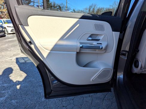 Used 2022 Mercedes-Benz EQB 300 4MATIC image 38