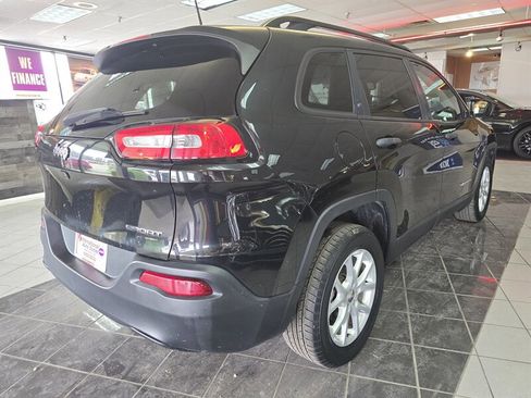 Used 2016 Jeep Cherokee Sport image 4