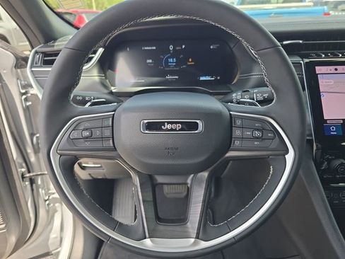 Used 2025 Jeep Grand Cherokee Limited w/ Black Appearance Package image 23