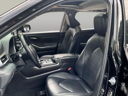 Used 2021 Toyota Highlander XLE AWD/4WD image 8