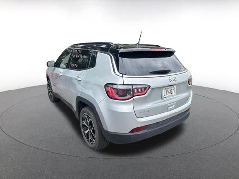 Used 2025 Jeep Compass Limited image 4