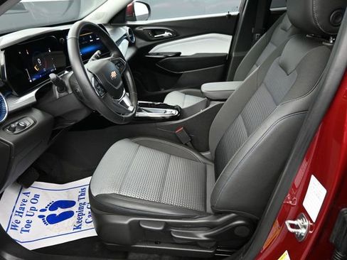 Used 2025 Chevrolet Trax LT w/ LT Convenience Package image 12