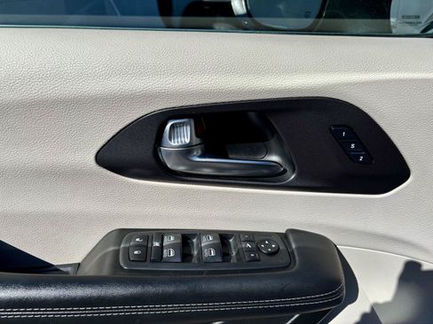 Used 2020 Chrysler Pacifica Limited FWD image 16