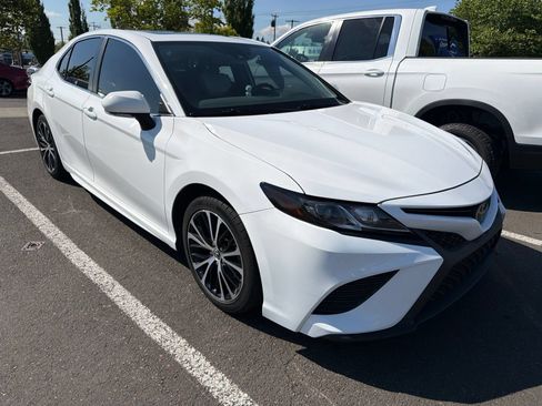 Used 2019 Toyota Camry SE w/ Convenience Package FWD image 3