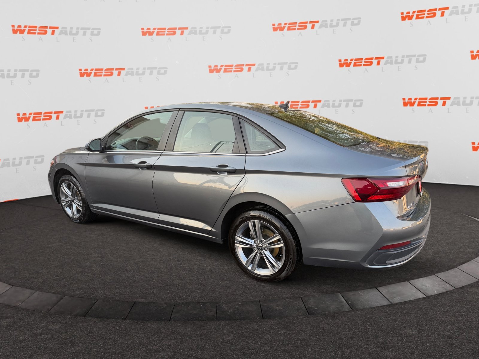 Used 2024 Volkswagen Jetta SE FWD image 3