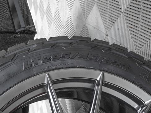 Used 2025 Cadillac Escalade V w/ LPO, ONYX Package image 41