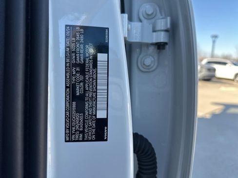 Certified 2025 Volvo XC40 B5 Plus image 32