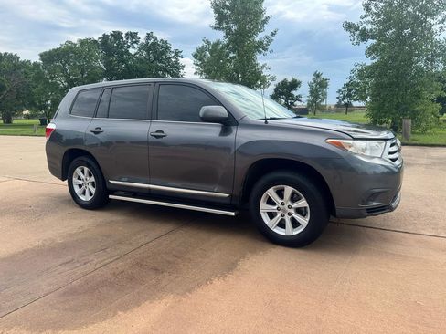 Used 2012 Toyota Highlander FWD w/ Tow Pkg image 10