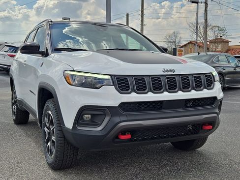 Used 2025 Jeep Compass Trailhawk w/ Trailhawk Elite Group image 4