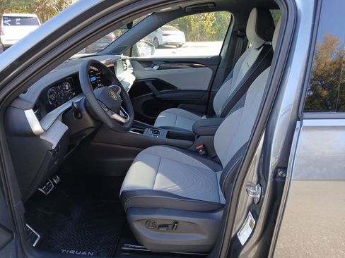 New 2026 Volkswagen Tiguan SE R-Line FWD image 9