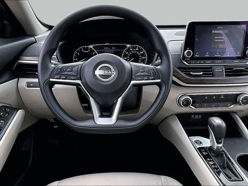 Used 2025 Nissan Altima 2.5 SV FWD image 6