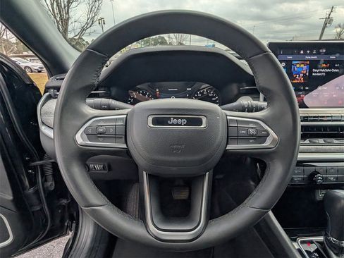 Used 2024 Jeep Compass Latitude image 10