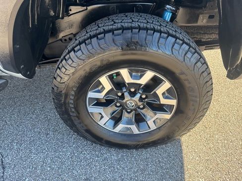 Used 2019 Toyota Tacoma TRD Off-Road image 30