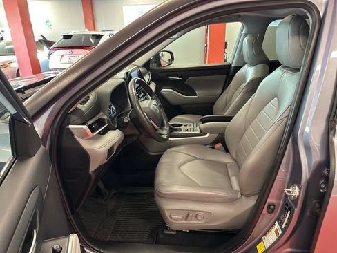Used 2022 Toyota Highlander XLE AWD/4WD image 10