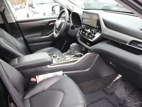 Used 2024 Toyota Highlander Limited image 37