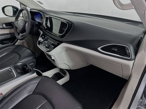 Used 2024 Chrysler Pacifica Touring-L image 29
