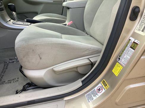 Used 2013 Toyota Corolla LE FWD image 24