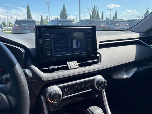 Used 2022 Toyota RAV4 XLE FWD image 3