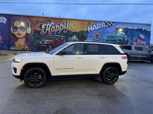 Used 2023 Jeep Grand Cherokee Altitude image 2