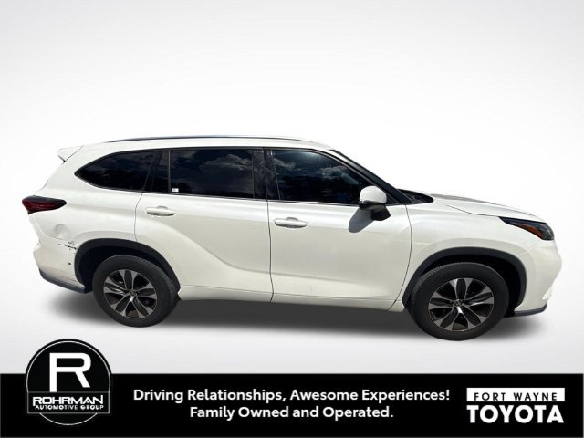 Used 2020 Toyota Highlander XLE FWD image 3