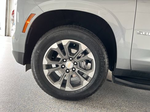 Used 2025 Chevrolet Suburban LT w/ Comfort Package image 40