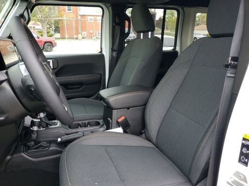 Used 2025 Jeep Wrangler Unlimited Sahara AWD/4WD image 18