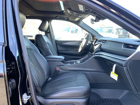 New 2025 Jeep Grand Cherokee L Altitude image 29